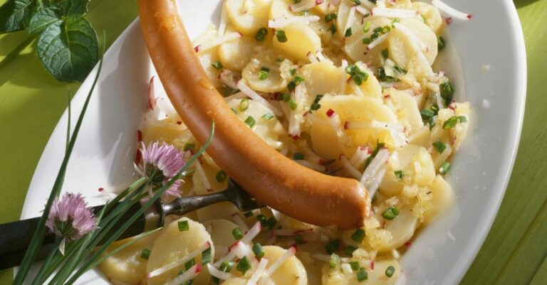 potato-salad-with-frankfurters-578840.jpg