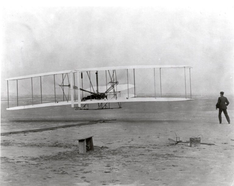 The_Wright_Brothers'_First_Heavier-than-air_Flight_(7605918566).jpg