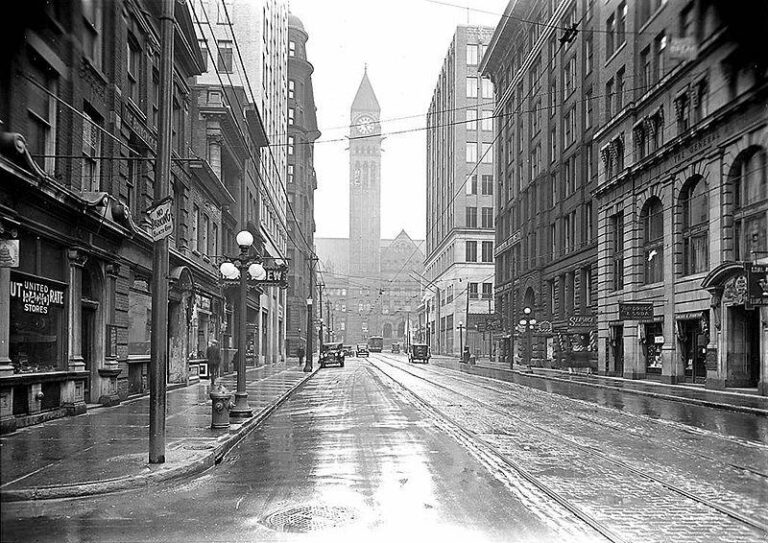 800px-Looking_north_on_Bay_Street_1929.jpg