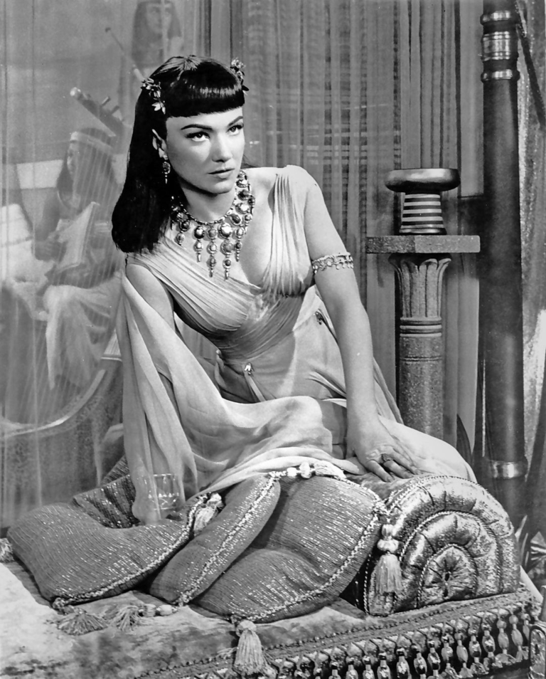 Anne-Baxter-as-Nefertiti-in-Cecil-B.-DeMilles-epic-film-The-Ten-Commandments