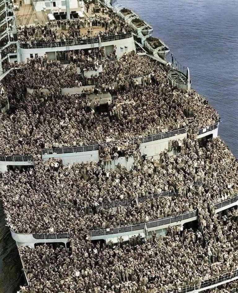 The-RMS-Queen-Elizabeth-pulling-into-New-York-with-service-men-returning-home-after-the-end-of-World-War-2-1945