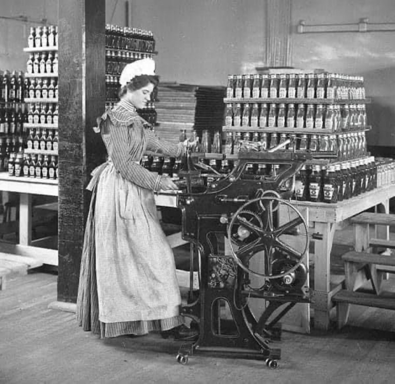 Bottling-ketchup-at-the-Heinz-factory-Pittsburgh-1897