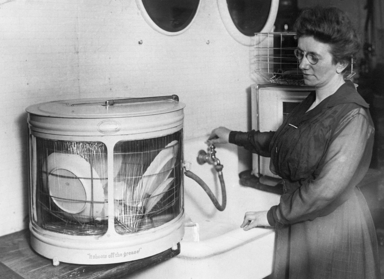 Woman-demonstrating-an-early-dishwashing-machine-USA-1920s