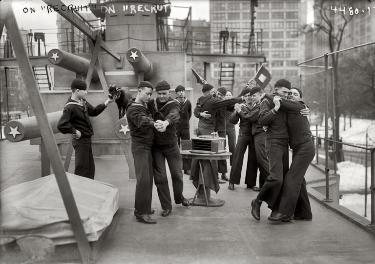 New-York-1917-The-landship-USS-Recruit-a-wooden-destroyer-set-up-in-Union-Square-as-a-Navy-recruiting-station