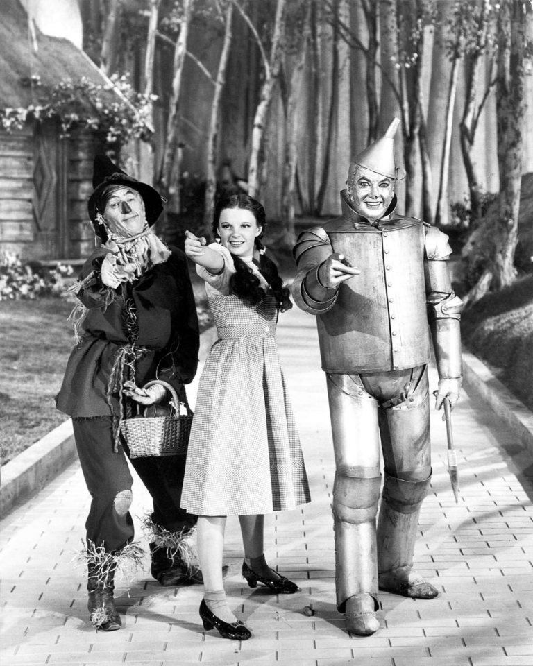 Scarecrow-Ray-Bolger-Dorothy-Gale-Judy-Garland-Tin-Man-Jack-Haley-Wizard-of-Oz-1939