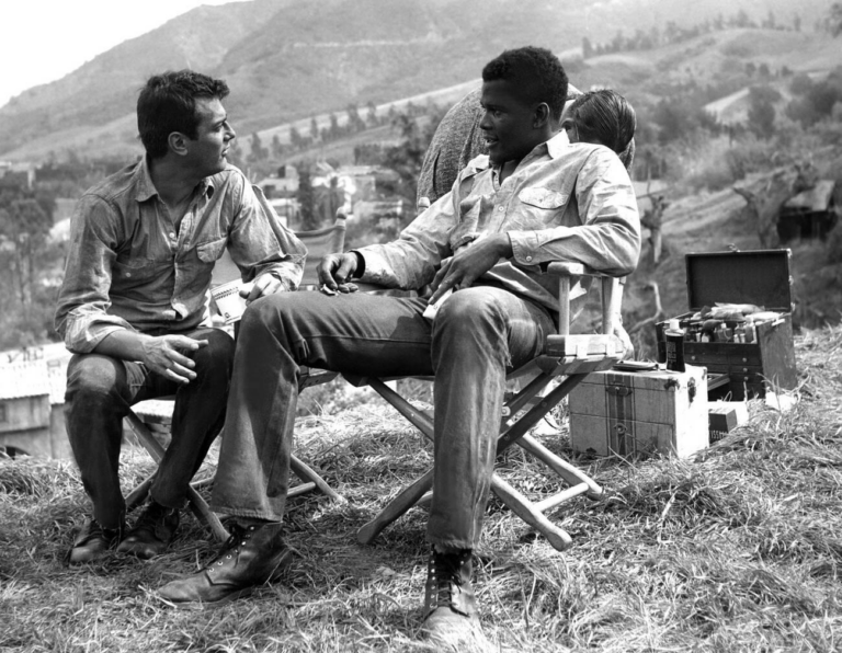 Tony-Curtis-and-Sidney-Poitier-during-a-break-from-filming-The-Defiant-Ones-1958