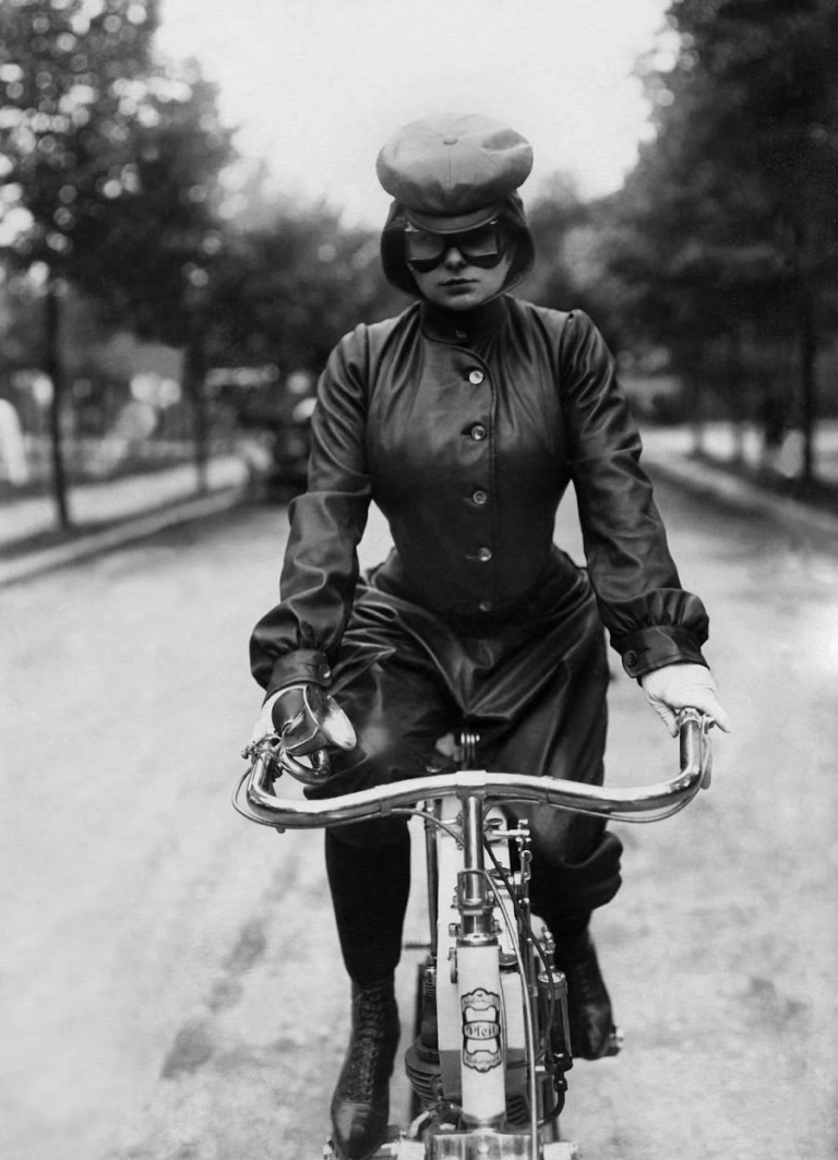 Woman-riding-her-Pfeil-motorcycle-in-Berlin-1905