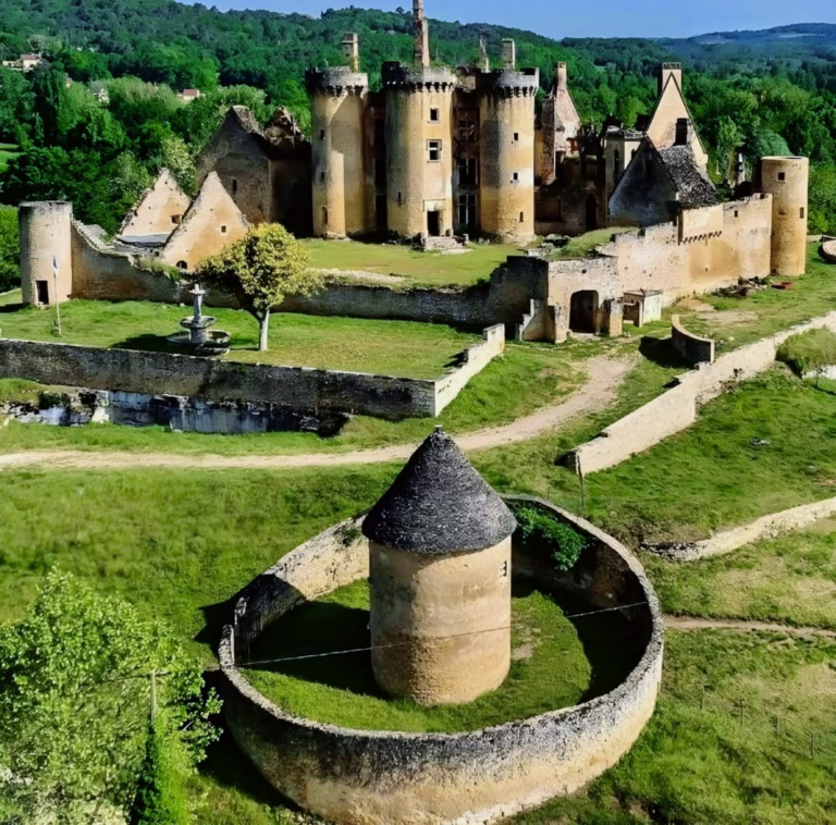 Paluel-Castle-or-Chateau-de-Paluel-in-French-is-a-15th-century-building.-It-is-located-in-Saint-Vincent-le-Paluel-in-the-Perigord-Noir