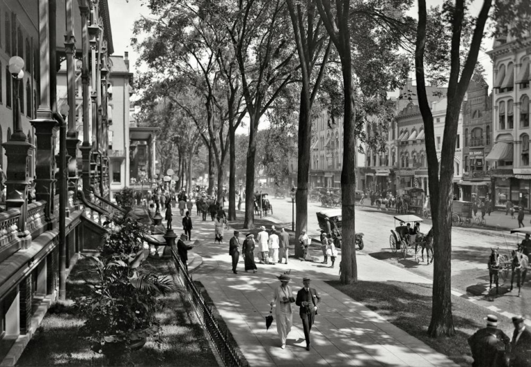 Saratoga-Springs-New-York-circa-1915-Broadway-at-the-United-States-Hotel