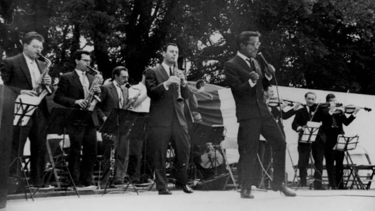 Sammy-Davis-Jr-performing-at-RAF-Lakenheath-in-Suffolk-UK-in-1960