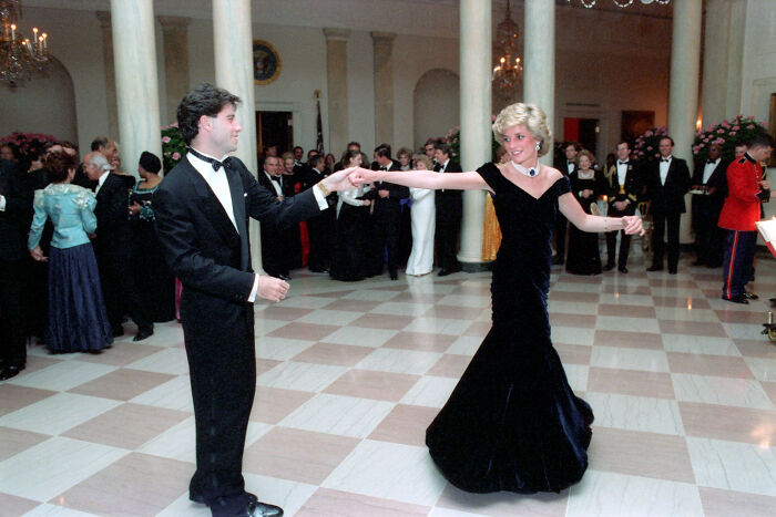 Princess_Diana_dancing_with_John_Travolta_in_Cross_Hall_at_the_White_House-68ee066c48897__700